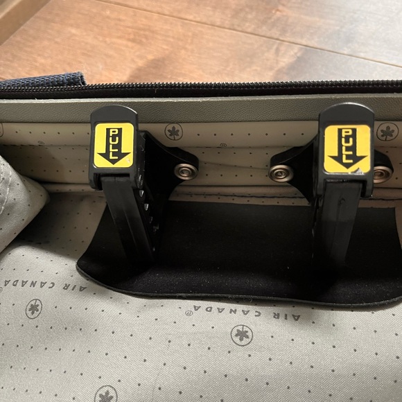 Late 90s AIR CANADA SUIT CARRY ON - Picture 10 of 13